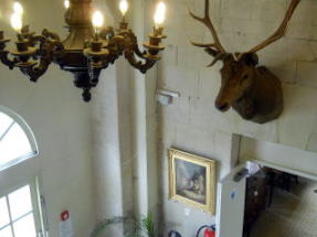 �C�M���X�����t���I�s�E�E�H�o�[���E�A�r�[�̃A���e�B�[�N�Z���^�[��